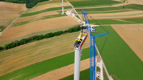 cabeza de molino de viento en construcción - fotografía aérea