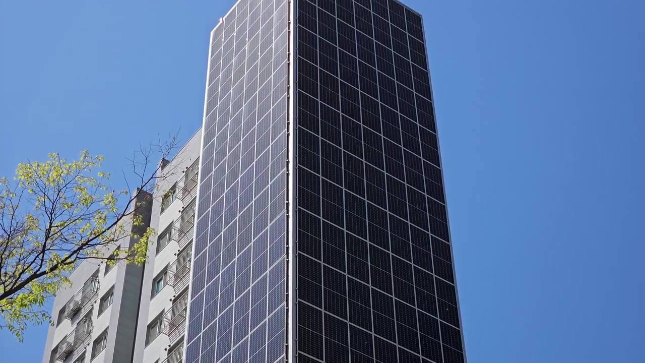 Arranha-céu solar em Seul, Coreia do Sul, com exterior coberto por painéis solares. tilt-up