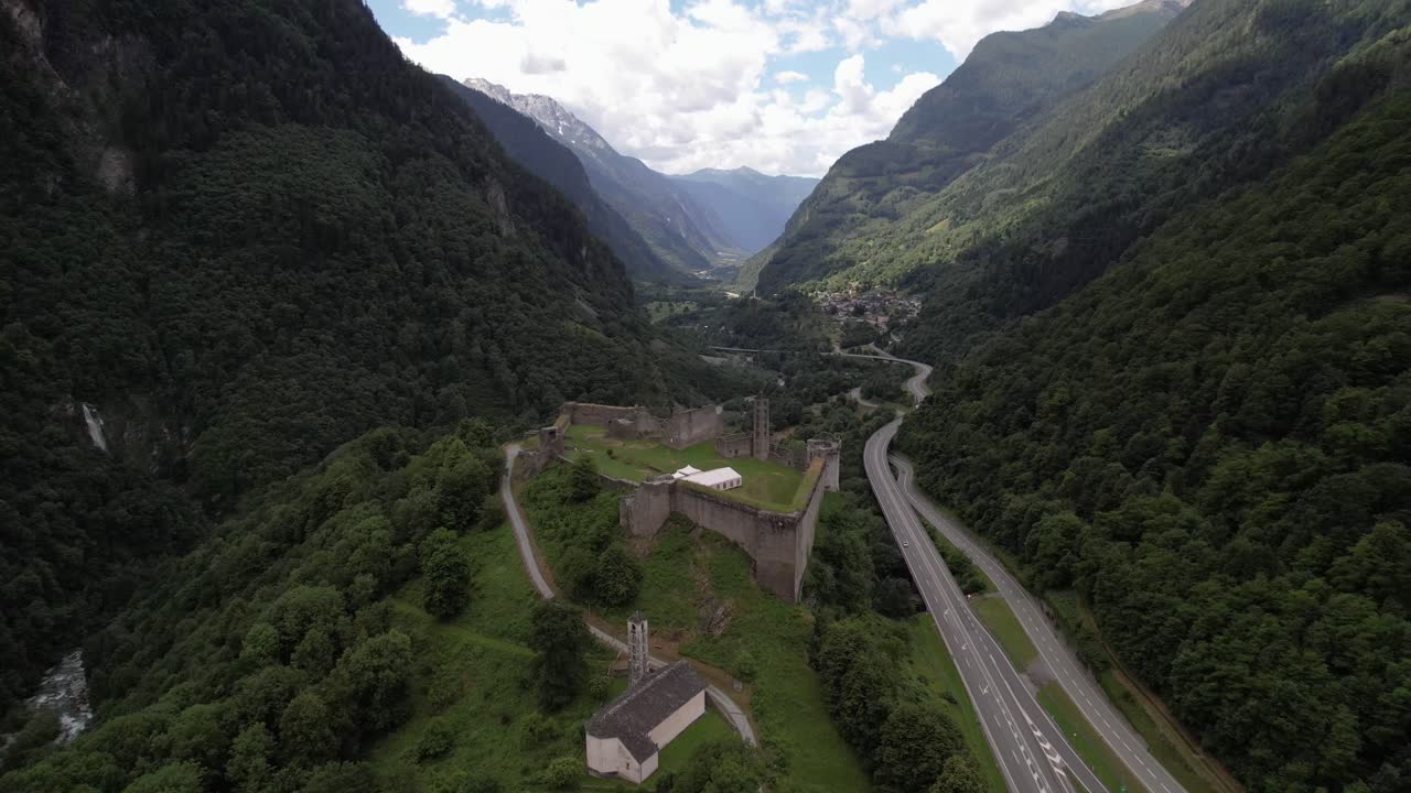 empuje aéreo en vuelo sobre las ruinas del viejo castillo medieval en el san bernardino