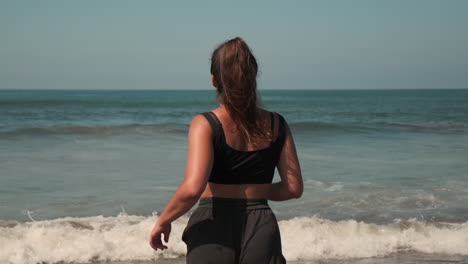 mujer corriendo en la playa