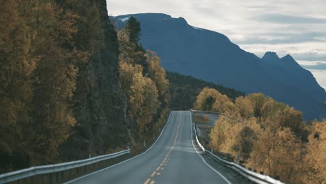 estrecha carretera de dos carriles que serpentea a través del colorido paisaje otoñal