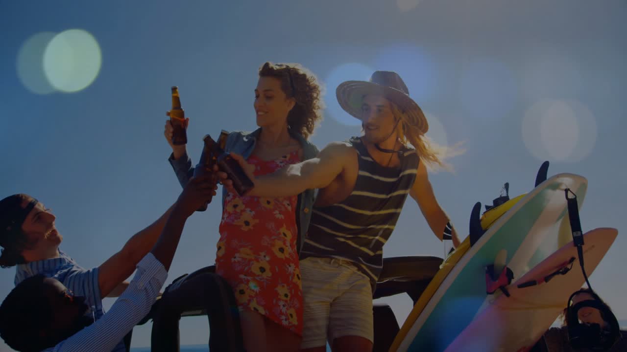Amici che si passano la birra dopo aver parcheggiato l'auto con le tavole da surf e brindano festeggiando il viaggio