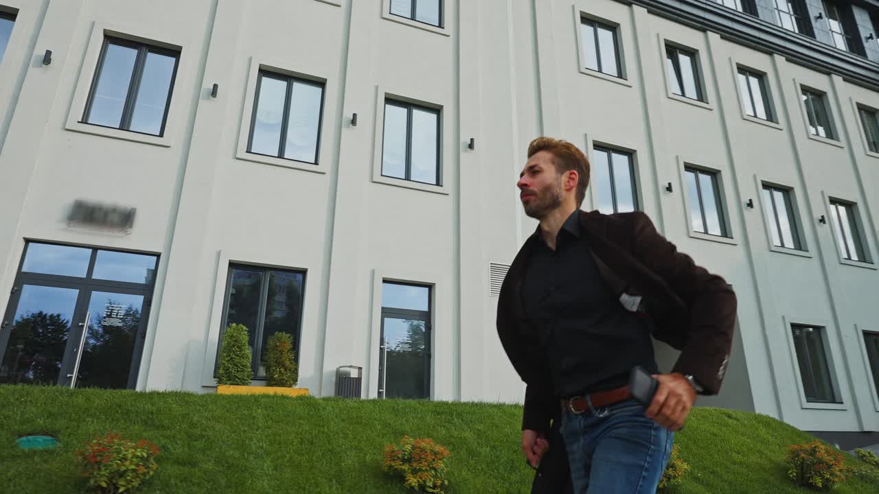 Uomo d'affari che corre in ufficio