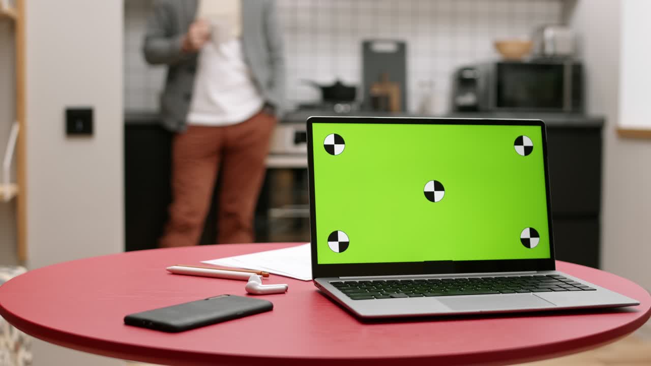 portátil con pantalla verde en la mesa