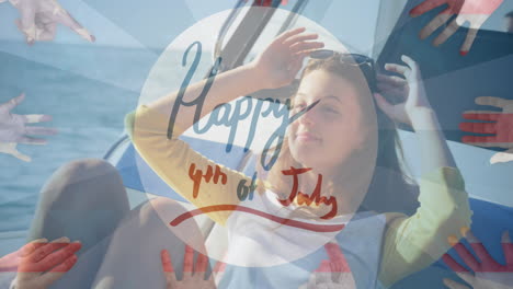 7월 4일 축하 문자의 애니메이션 웃는 여성이 요트에서 항해하고 있습니다.