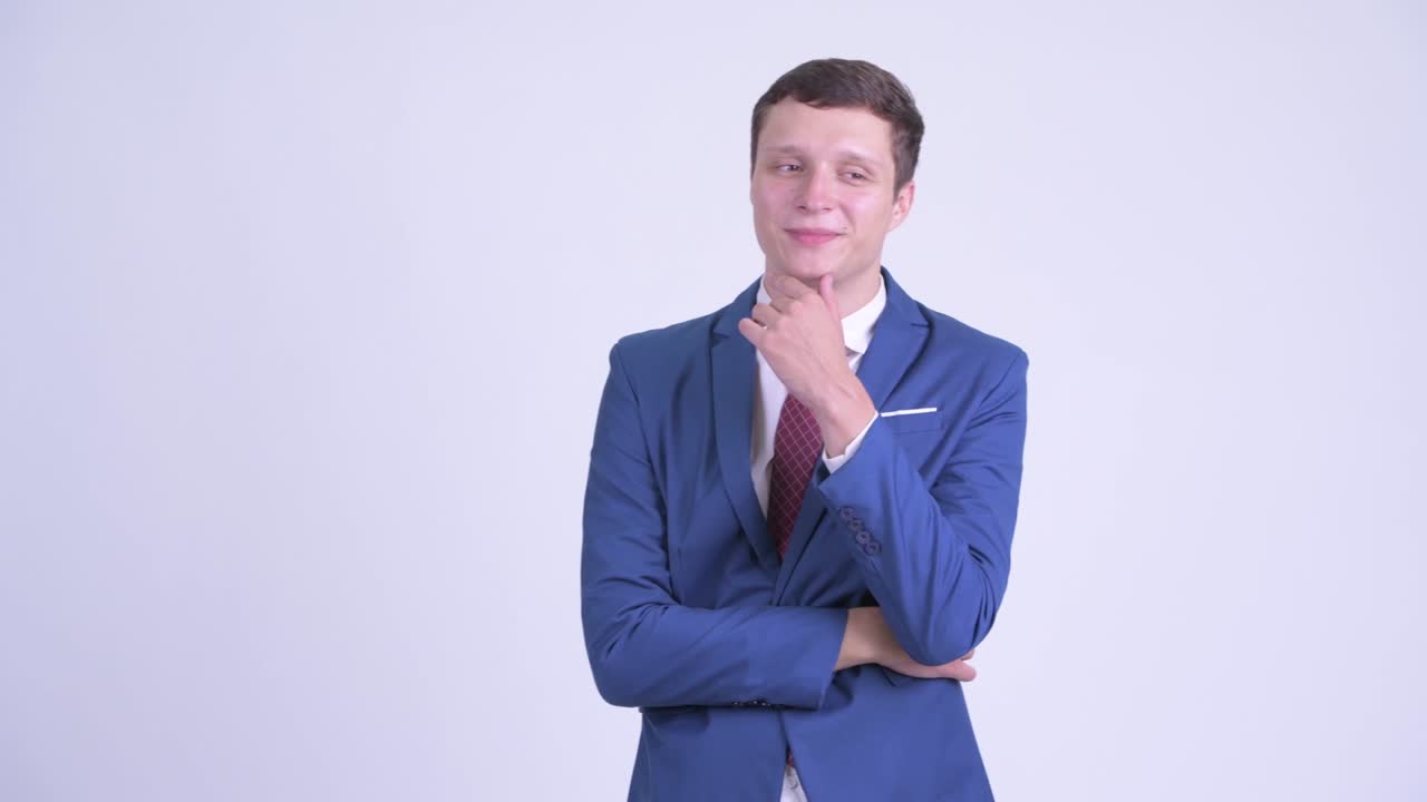 joven feliz y guapo hombre de negocios en traje