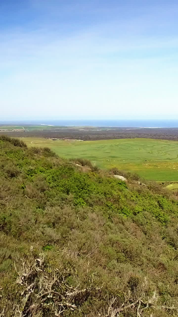 vista aérea de un camino de tierra que serpentea a través de un terreno montañoso