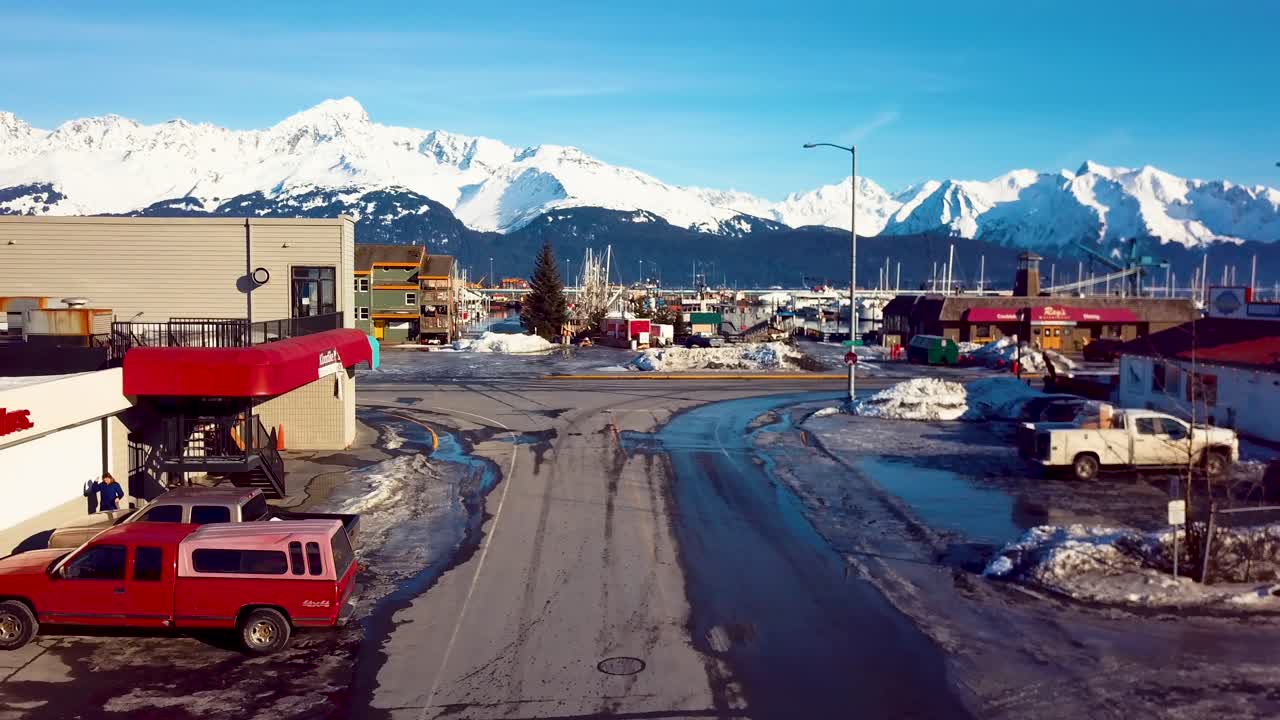 video de drones de 4k del puerto de barcos de seward y las montañas cubiertas de nieve circundantes en un día nevado de invierno en alaska