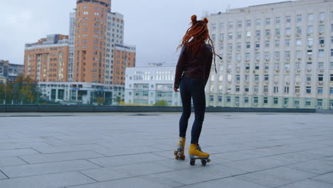 Aktive-Ingwerfrau-Tanzt-Auf-Rollerblades.-Rollschuhläuferin-Kreist-Durch-Die-Stadt