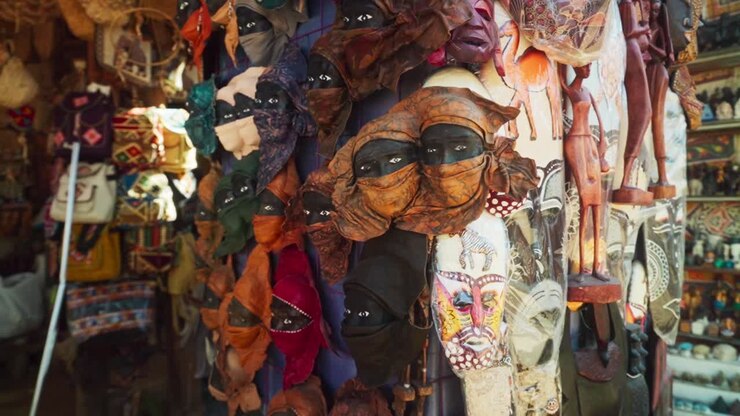 Sciarpe tradizionali egiziane appese in mostra in un bazar, Luxor, Egitto. Lento movimento rotatorio