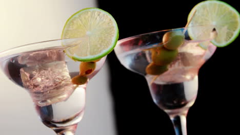 video de vasos de martini sobre un fondo blanco y negro