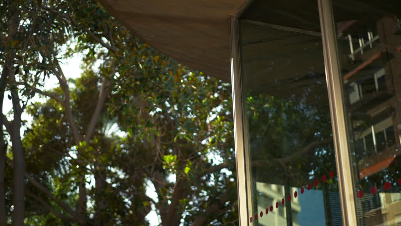 코비드-19로 인해 비어 있는 배경의 푸른 숲과 대조되는 상업용 부동산 사무실 입구