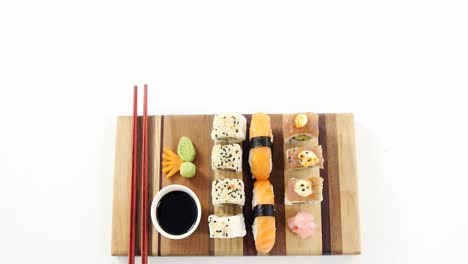 conjunto de sushi variado servido en bandeja de madera