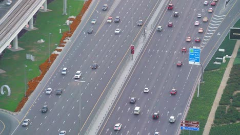 Autos-Fahren-Tagsüber-Auf-Der-Breiten-Asphaltstraße-Von-Sheikh-Zayed-In-Dubai,-Vereinigte-Arabische-Emirate
