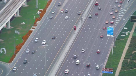 coches conduciendo en la amplia carretera de asfalto sheikh zayed durante el día en dubai, emiratos árabes unidos