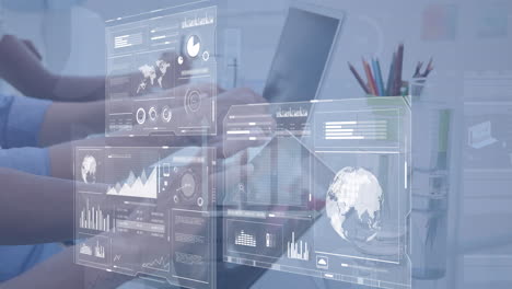 animación del procesamiento de datos sobre diversas personas de negocios que usan computadoras portátiles