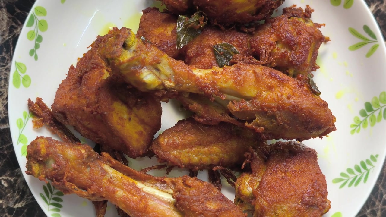 Trozos de pollo frito crujientes cubiertos con ricas especias aromáticas. La carne fue marinada durante la noche para permitir que se infundan sabores profundos a base de plantas. Se ve delicioso y listo para servir