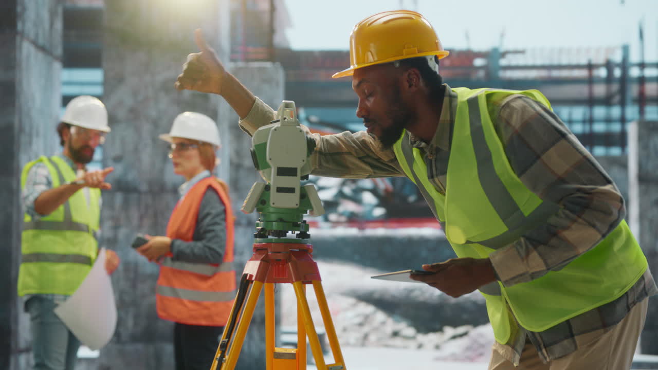 Professionelt landmålerteam arbejder på en aktiv byggeplads