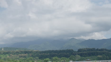 Statische-Szene-Grüner-Berge,-Die-Von-Regenwolken-Bedeckt-Sind