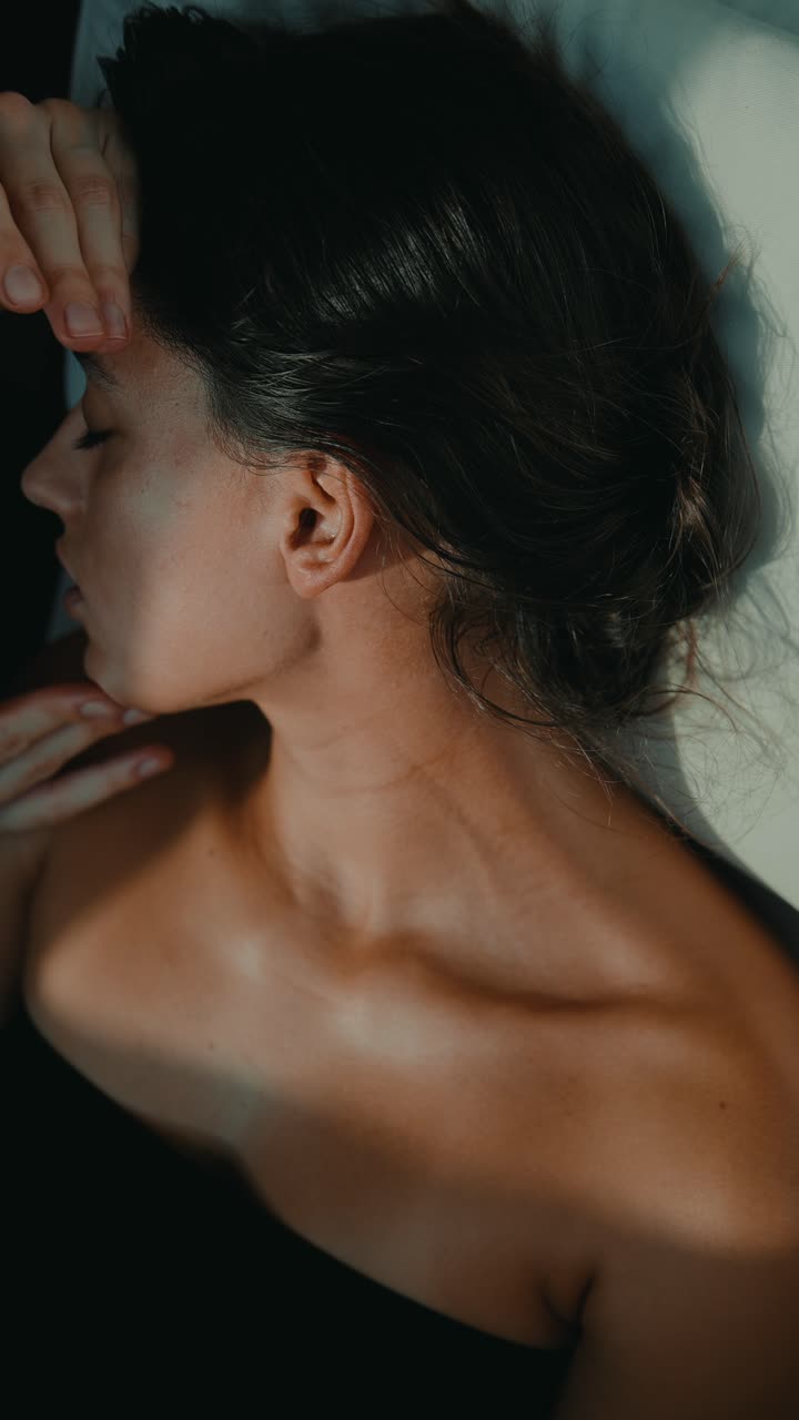 Donna che riceve un massaggio viso rilassante in una spa
