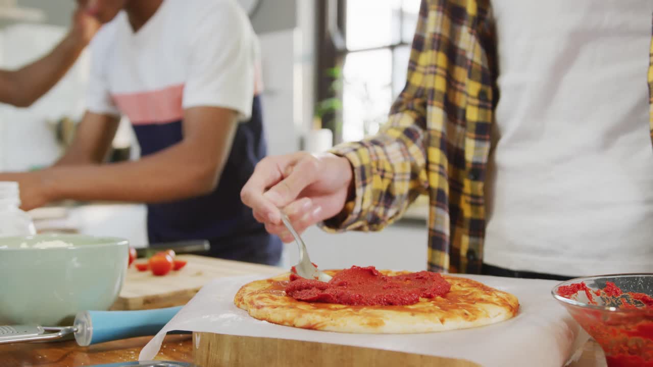 부 ⁇ 에서 피자를 준비하는 다양한 행복한 남성 십대 친구들, 느린 움직임