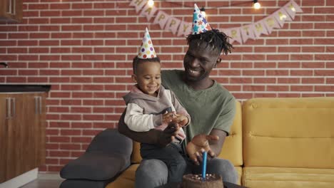 padre single afroamericano che celebra il compleanno di suo figlio