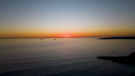 puesta de sol en el mar, lapso de tiempo con algunos barcos navegando