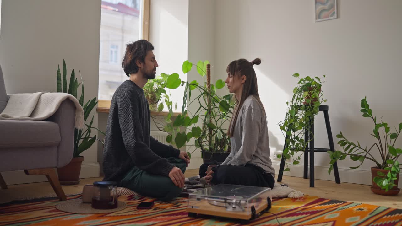 pareja meditando juntos en casa