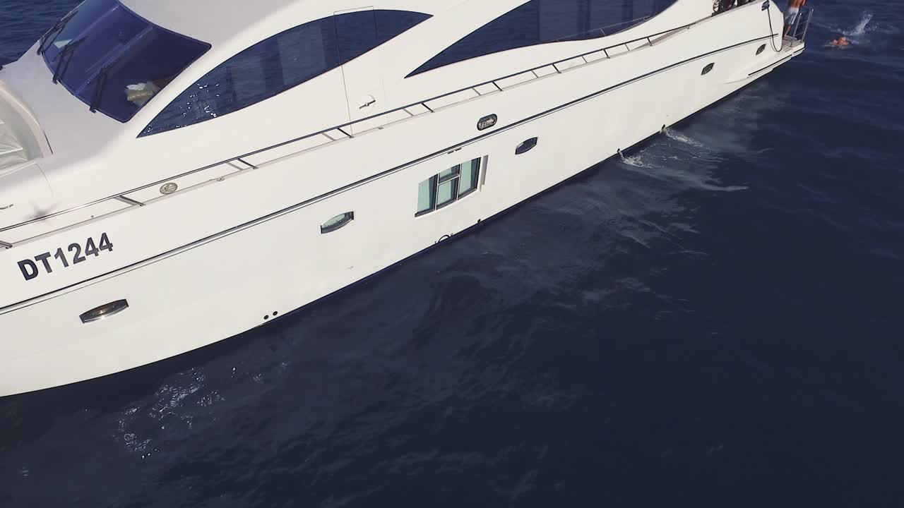 Yacht di lusso nell'oceano