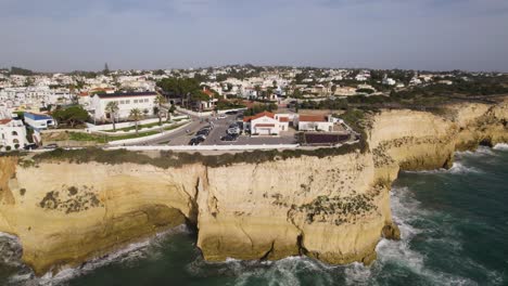 Espectacular-Paisaje-Natural,-Impresionante-Costa-Y-Altos-Acantilados-En-Carvoeiro,-Portugal,-Orbitando