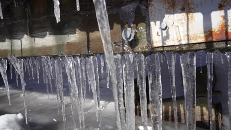 Rostige-Brücke-Mit-Eisstalaktiten-Formatin