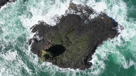 巨人堤道 (giants causeway) 位於安特里姆縣北岸沿海的玄武岩懸崖腳下