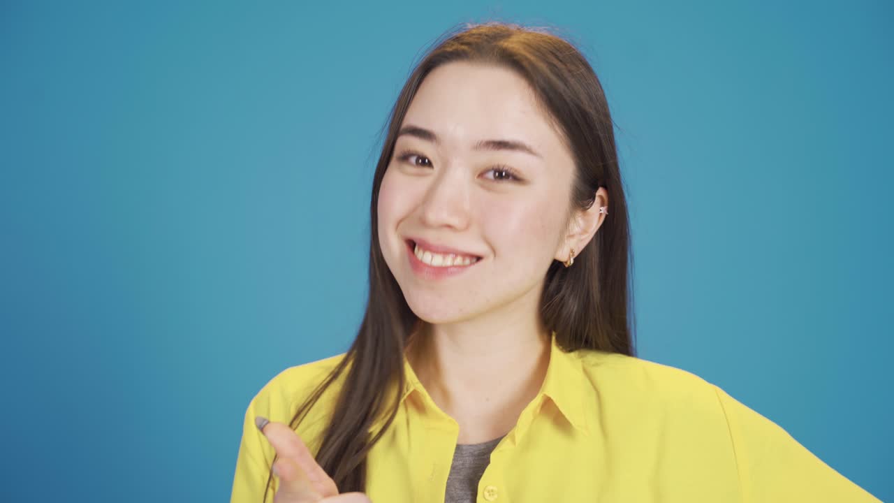 놀란 아시아 여성이 손가락을 들어 올렸습니다. 그녀는 똑똑한 아이디어를 가지고 있습니다. 새로운 창의적인 사고에 영감을 받아야 합니다.