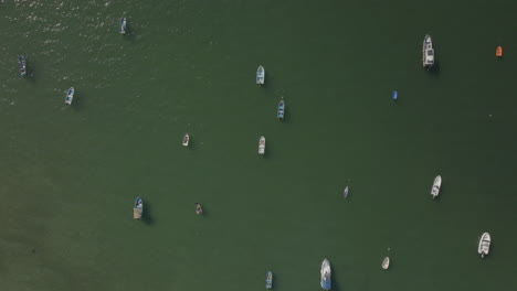 Floating-Boats-on-the-water-in-the-city-in-Hong-Kong,-China