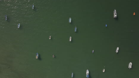 botes flotantes en el agua en la ciudad de hong kong, china