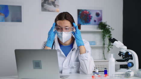 científico estresado en el laboratorio