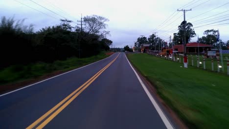 Autofahrt-Entlang-Der-Landstraße-An-Bewölkten-Tagen,-Paraguay