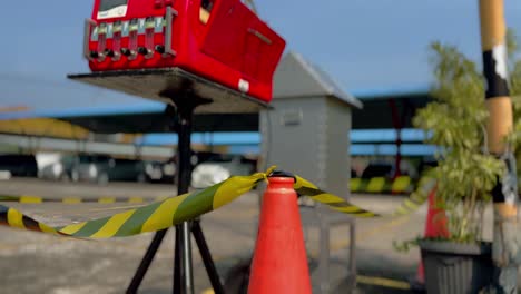 equipos instalados en áreas abiertas y rodeados de cinta de advertencia amarilla negra