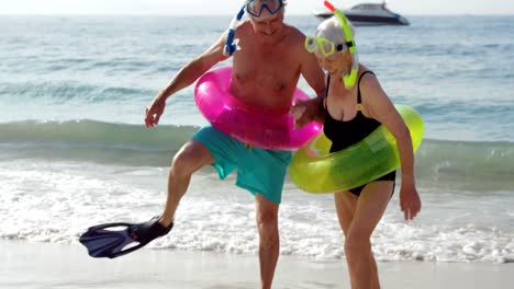 Pareja-De-Jubilados-Viniendo-De-Hacer-Snorkel