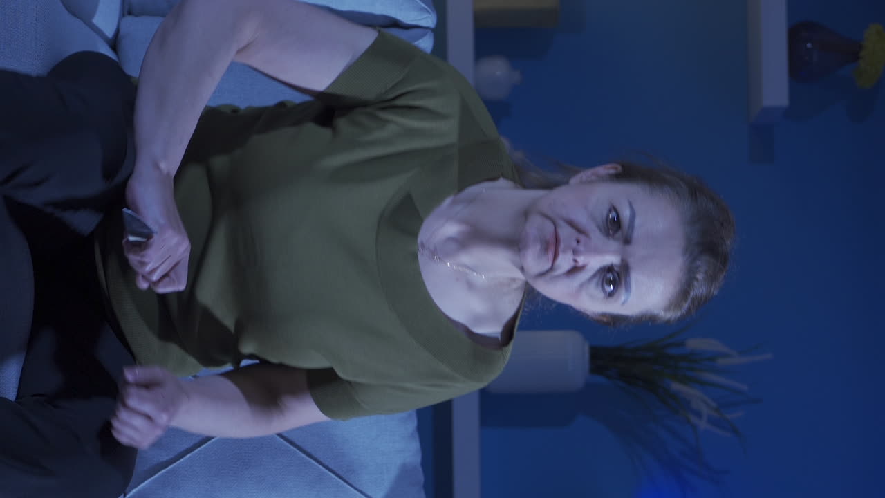 vídeo vertical de una mujer psicópata sosteniendo el cuchillo a la cámara.