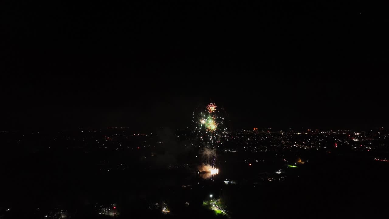disparo aéreo de fuegos artificiales verdes vibrantes explotando en el cielo celebrando la noche de guy fawkes