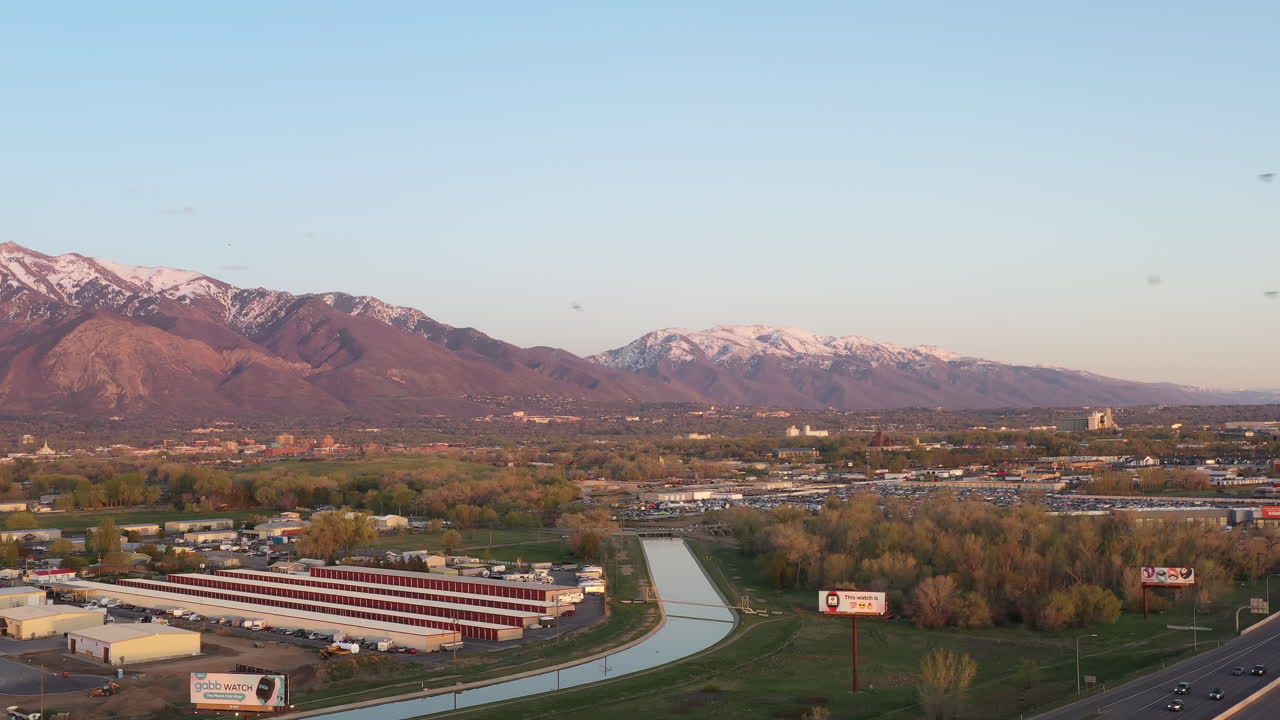 공중에서 수백 개의 제비 공격 드론