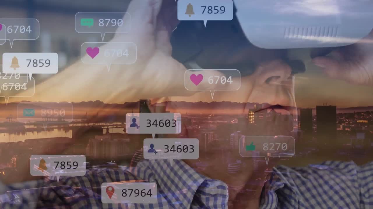 iconos digitales con números crecientes sobre el hombre mayor que usa auriculares vr contra el paisaje urbano