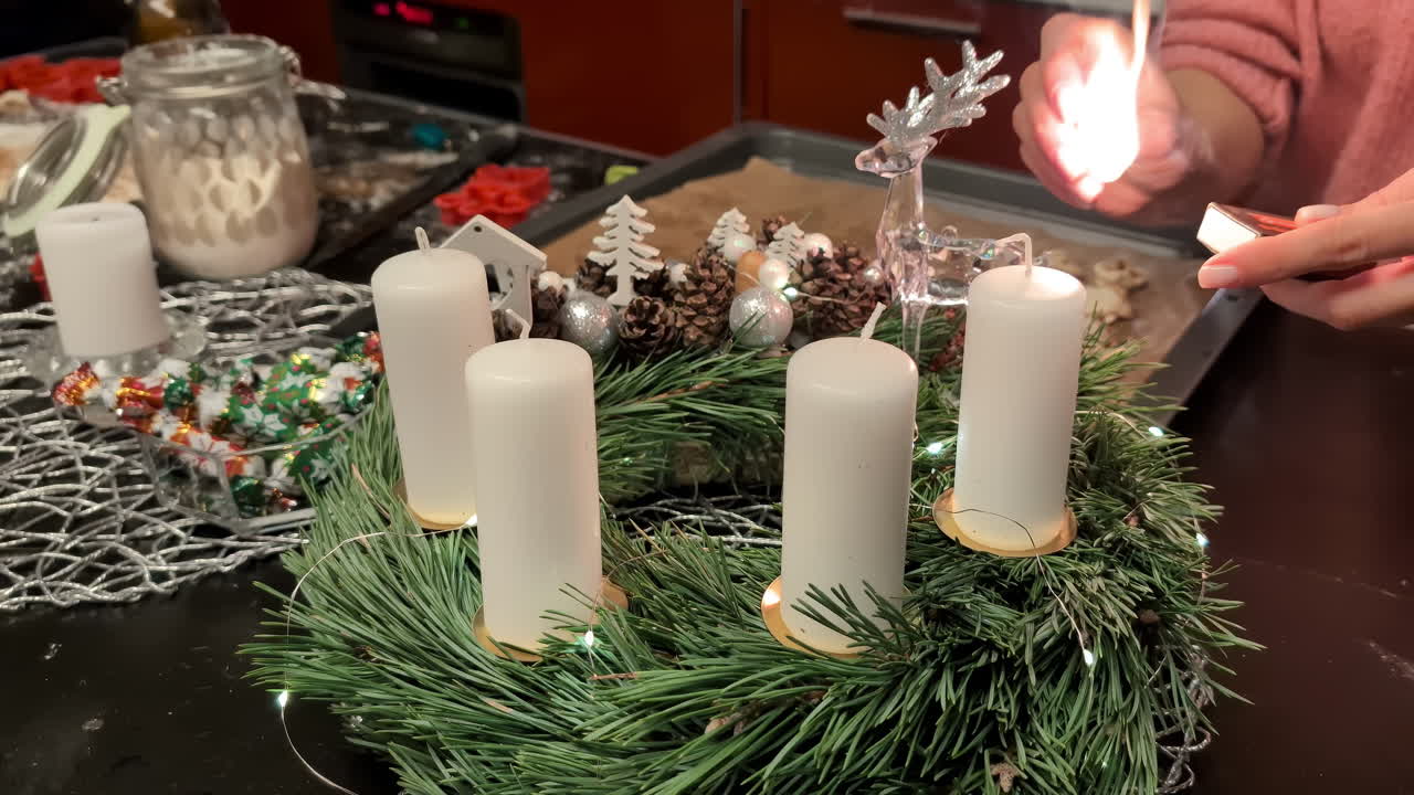 천천히 움직이는 매치로 크리스마스 불을 켜고 있습니다.