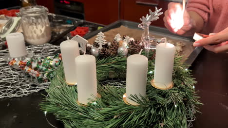 encendiendo velas de navidad con un fósforo en cámara lenta