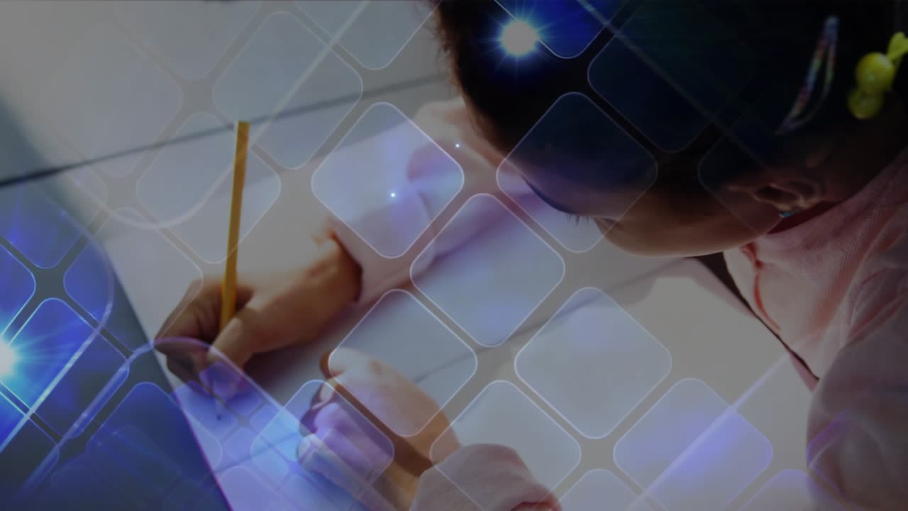 少女が身を乗り出し、黄色い鉛筆を握って線のある学校のノートに書いている。その周りには四角と青いフレアが漂っている。