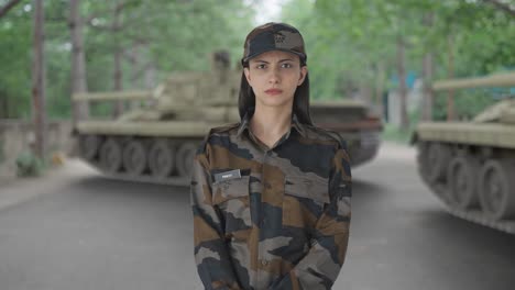 una mujer indígena enojada oficial del ejército mirando a la cámara