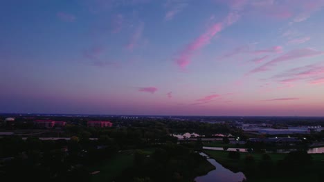 el atardecer mágico sobre wheeling, buffalo grove y arlington heights illinois ee.uu.