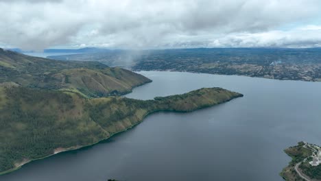 Isla-De-Samosir-En-La-Costa-Oeste,-Un-Entorno-Tranquilo-Y-Pintoresco-Para-Los-Visitantes.