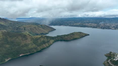 la costa oeste de la isla de samosir, un entorno tranquilo y pintoresco para los visitantes